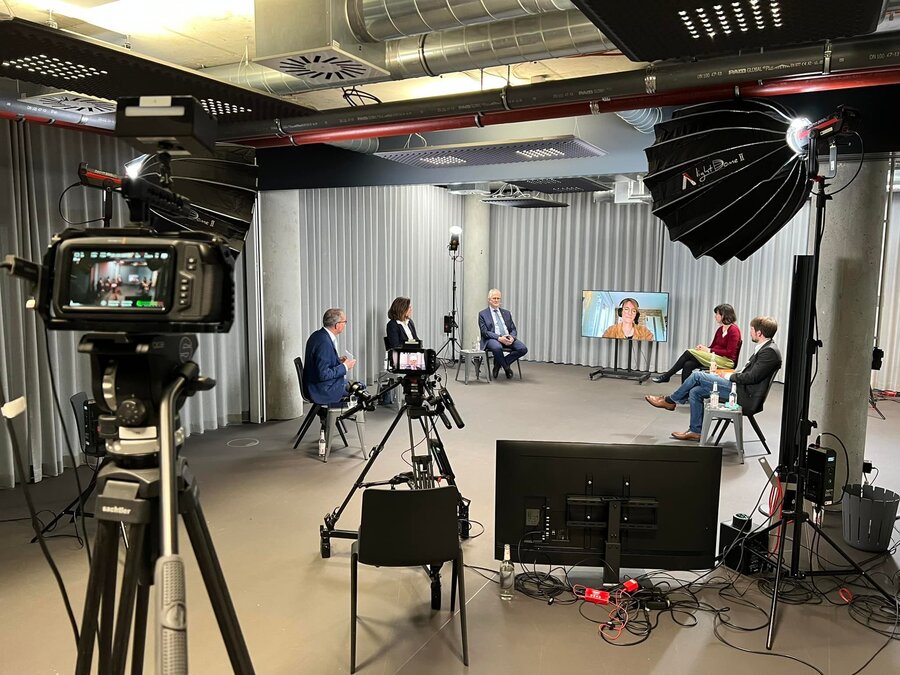 Mehrkamera-Produktion einer Podiumsdiskussion