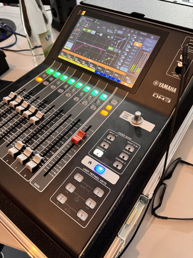 Kompaktes Digitalpult für präzise Live-Beschallung